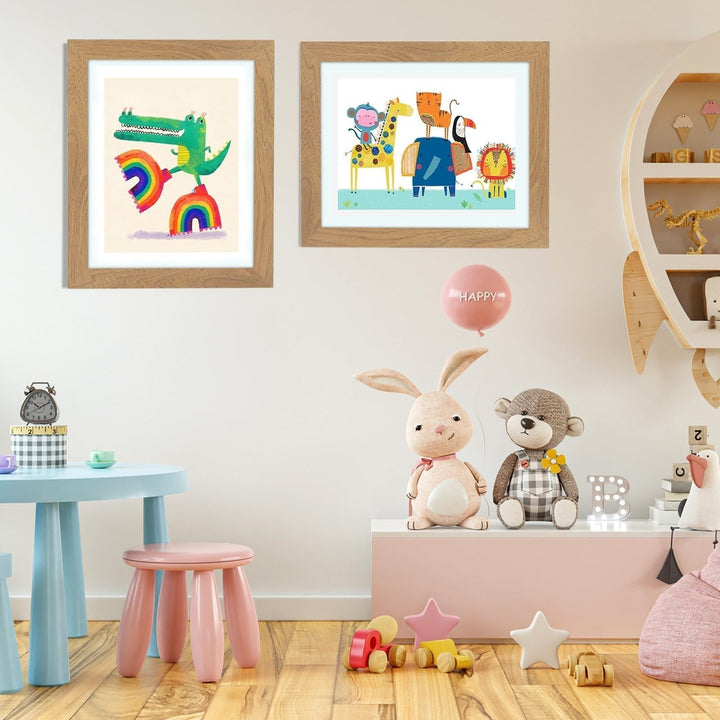 Twee houtkleurige frames aan de muur van een kinderkamer met een krokodil- en een dierentekening, speelgoed eronder. 13