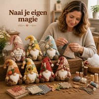 Vrouw naait aan een patchwork kabouterhoed, omringd door zes afgewerkte kabouters, stofjes, garenklosjes en knoopjes 1