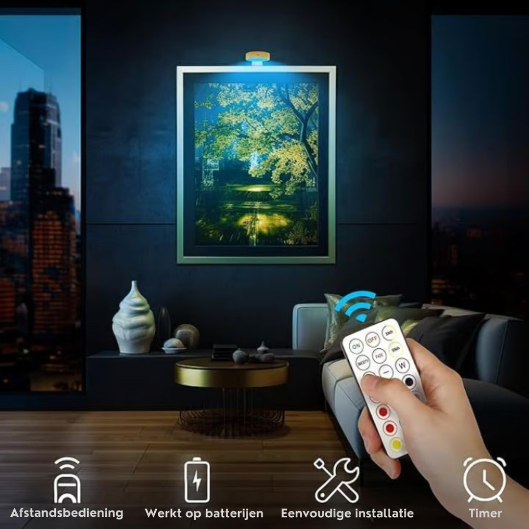 Hand met afstandsbediening richting een lamp boven een schilderij in een donkere woonkamer met blauwe verlichting 5