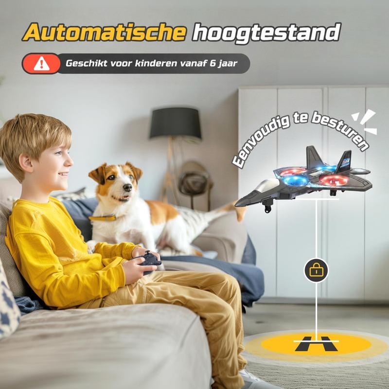 Jongen op een bank bedient met een controller het zwevende vliegtuig boven een landingsplaats, terwijl een hond toekijkt. 6