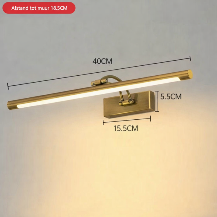 Bronskleurige ledlamp met maatlijnen voor lengte en wandplaat, aanstaand met warm licht op de muur 15