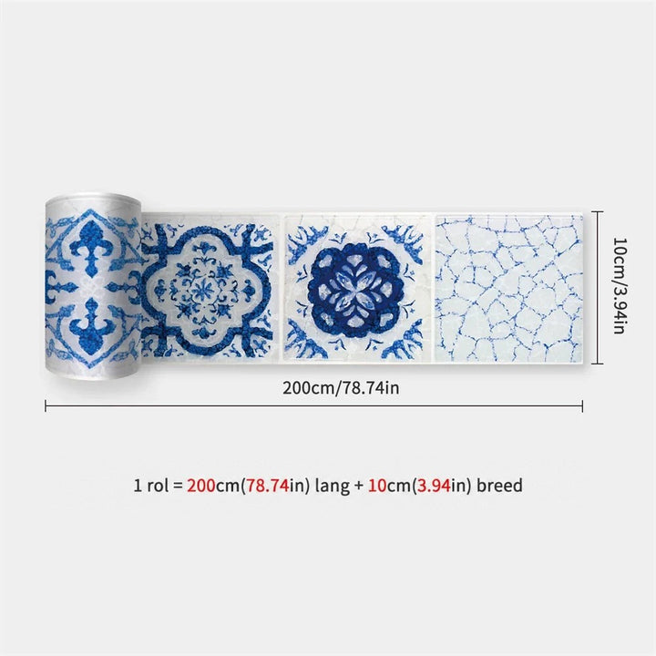 Opgerolde strook met blauwwitte tegels met craquelé-effect en bloemmotieven, naast de afmetingen 30
