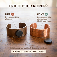 Twee koperen manchetten naast elkaar op een houten tafel, bedoeld om met een magneet te testen of koper echt is. 4