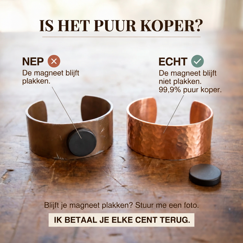 Twee koperen manchetten naast elkaar op een houten tafel, bedoeld om met een magneet te testen of koper echt is. 4