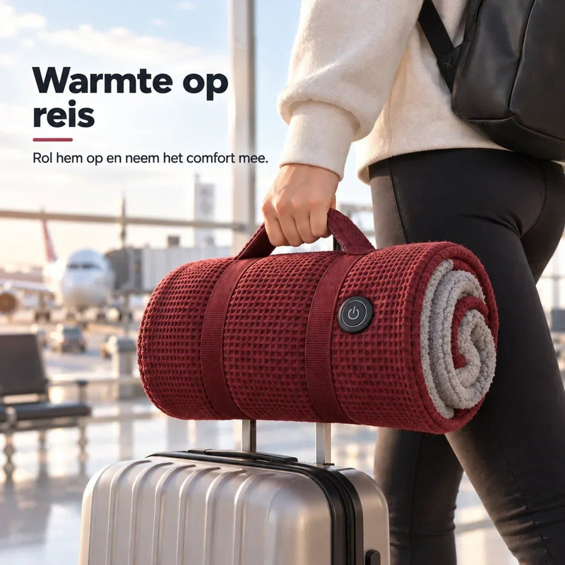 Opgerolde rode deken met draaghandvat, aan de handgreep van een zilverkleurige trolley gehangen op een luchthaven 2