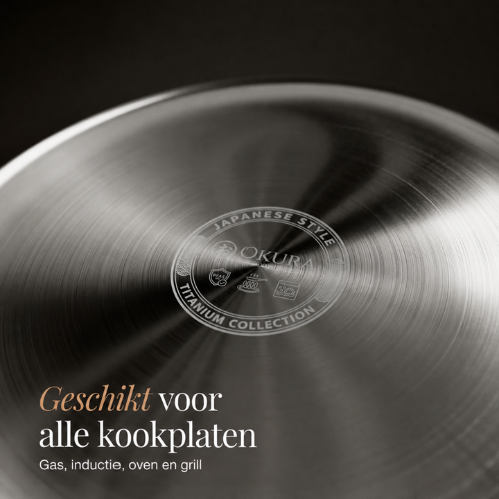 Onderkant van een koekenpan met een gegraveerd embleem in het midden en tekst over geschiktheid voor alle kookplaten 6