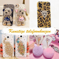 Collage van telefoonhoesjes met strassteentjes, waaronder beren, luipaardprint, pauwen en pluizige pompons 10