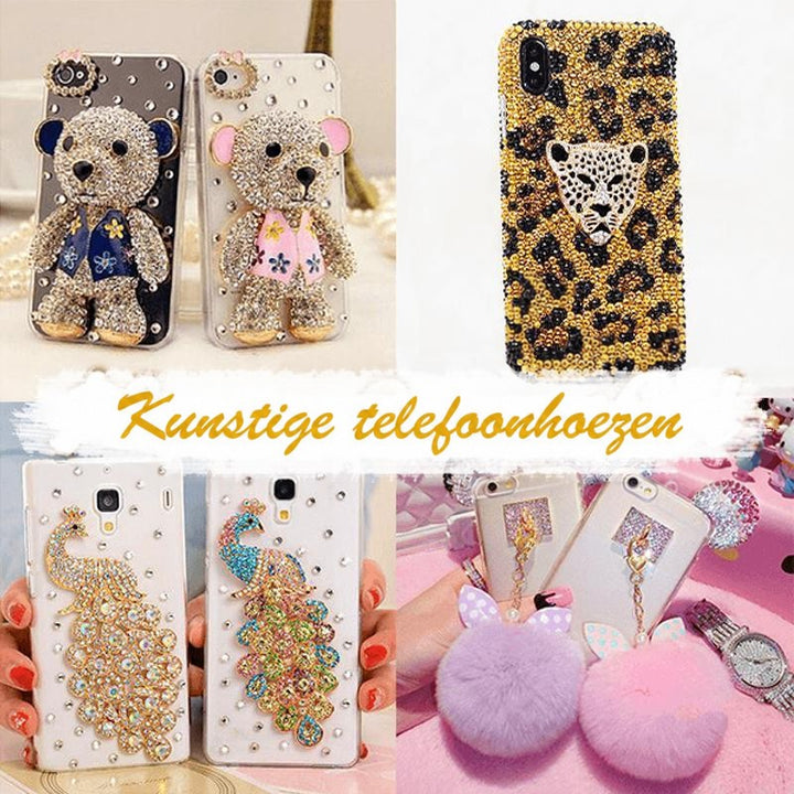 Collage van telefoonhoesjes met strassteentjes, waaronder beren, luipaardprint, pauwen en pluizige pompons 10