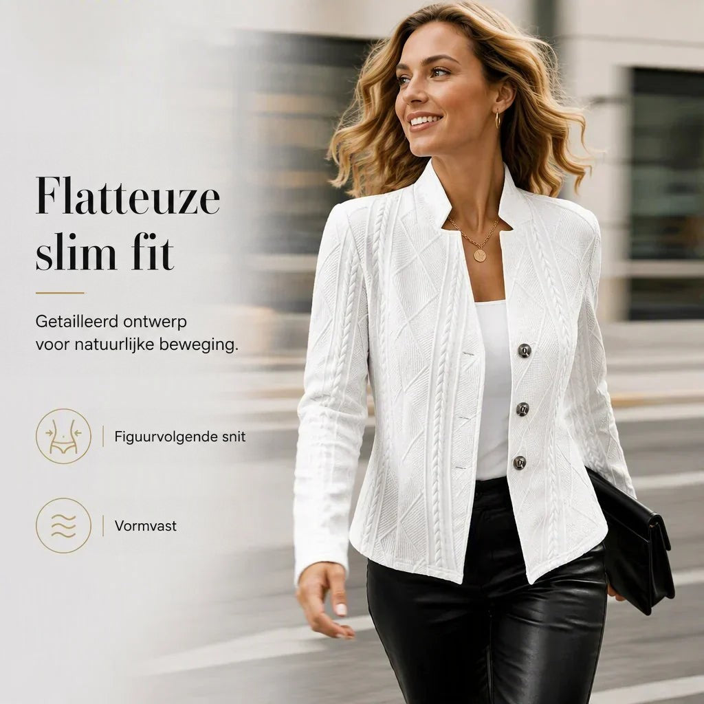 Vrouw loopt lachend buiten in een witte structuurblazer met getailleerde snit, zwarte leren broek en clutch. 18