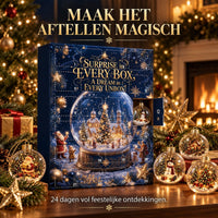 Adventskalender met een geopend deurtje waarin een sneeuwpopbal zichtbaar is, naast kerstballen bij de open haard 3