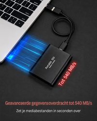Zwarte SSD met kabel aangesloten op een laptop, met blauwe lichtstrepen die snelle gegevensoverdracht verbeelden. 5