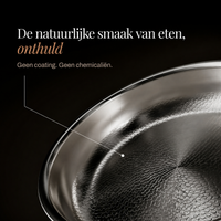 Close-up van de binnenkant van een koekenpan met een gehamerd reliëf op het ongecoate bakoppervlak 4