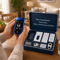 Handen houden de blauw-witte monitor vast naast een geopende donkerblauwe koffer met handleidingen, kabels en accessoires. 2