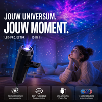 Zwarte projector op tafel werpt paarse sterrennevel op plafond en wanden, terwijl een vrouw omhoog kijkt 2