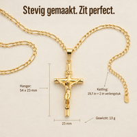 Gouden crucifixhanger met Figaro-ketting en verlengschakels plat neergelegd, met maatlijnen voor hangerlengte en breedte 6