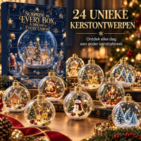 Blauwe adventskalender met sneeuwbolmotief, omringd door negen doorzichtige kerstballen met winterse taferelen op een houten 1