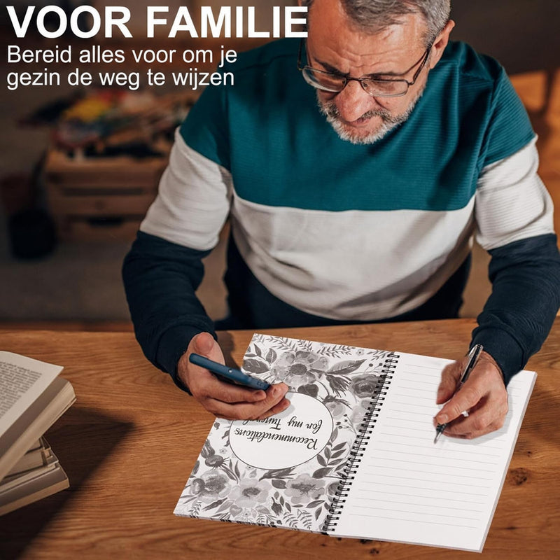 Man met bril zit aan een houten tafel met telefoon in de ene hand en pen in de andere, boven een opengeslagen planner met lege lijntjespagina. 4