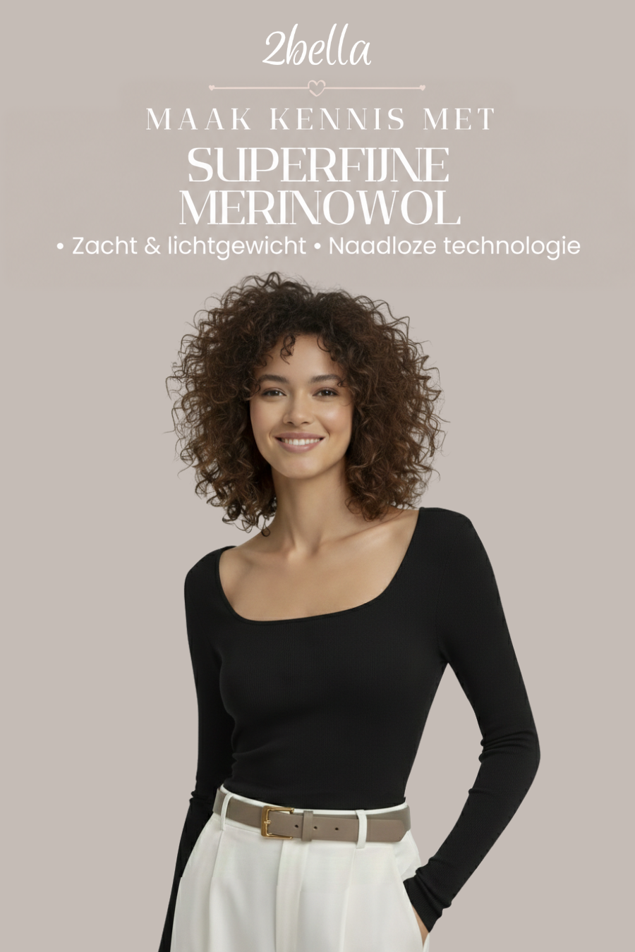 Promotiebeeld van een lachend model in de zwarte top met vierkante hals, witte broek en bruine riem 5