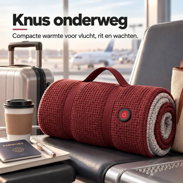 Opgerolde rode deken met handvat en aan-knop op een luchthavenstoel naast koffie en paspoort 12