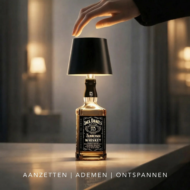 Hand tikt bovenop de zwarte lampenkap om de lamp op een whiskyfles aan te zetten 6