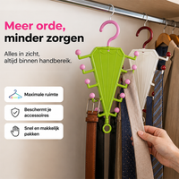 Groen en wit rek aan een kledingstang, vol riemen en dassen, met een hand die een sjaal pakt 5
