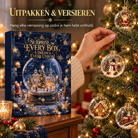 Hand hangt een kerstbal met sneeuwpop in de kerstboom, naast de adventskalender op een houten kastje 9