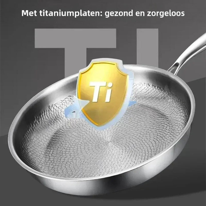 Koekenpan schuin van boven met een gouden schild-pictogram boven de bodem, dat de titaniumlaag moet illustreren. 6