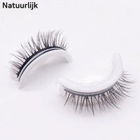 Twee wimperstukjes met natuurlijke, korte wimpers op witte houdertjes, liggend op een lichte achtergrond, de variant natuurlijk. 11