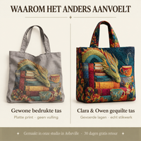 Vergelijking van een gewone, platte bedrukte grijze tas links met de gewatteerde totebag met draakmotief en gestikte lagen rechts. 4