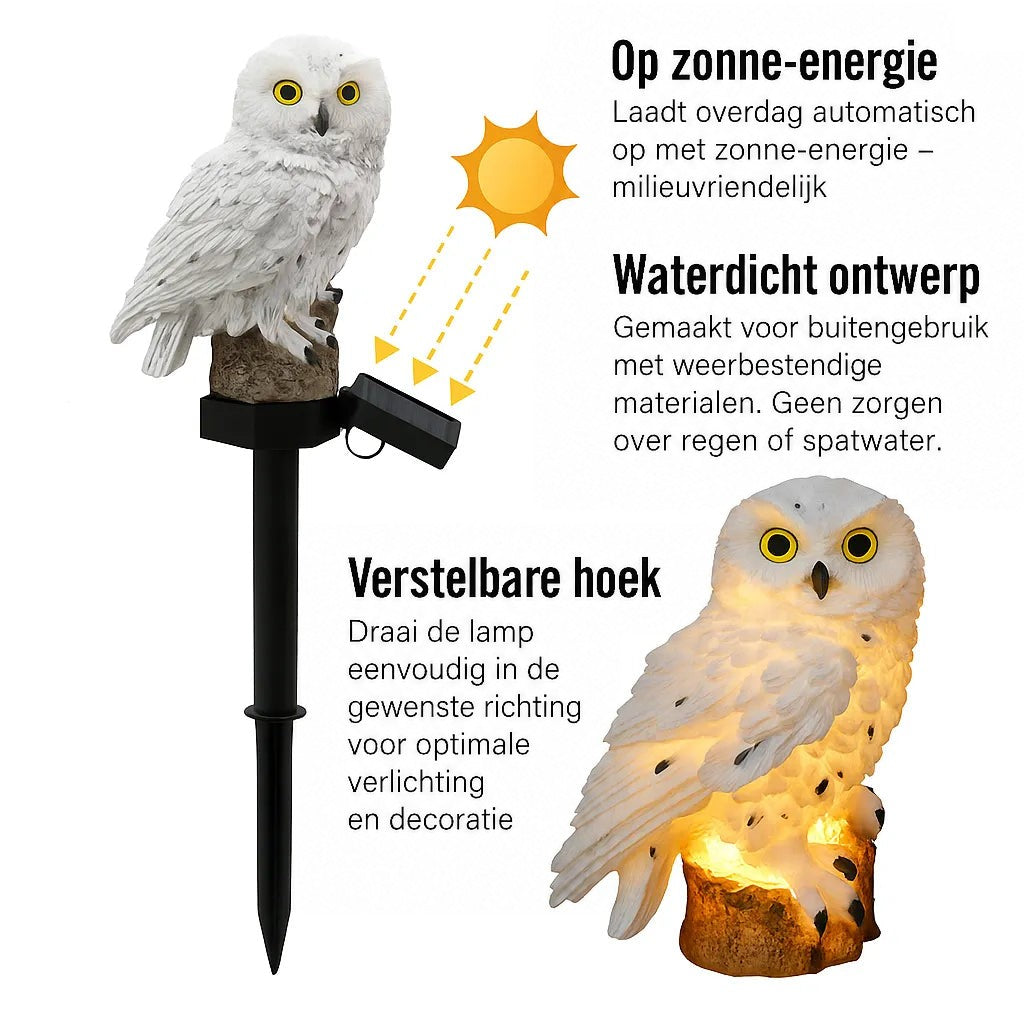 Witte uil op zwarte grondpin met kantelbaar zonnepaneel naast een lichtgevende uil, met pijlen die de zonne-energie en instelbare hoek tonen. 3