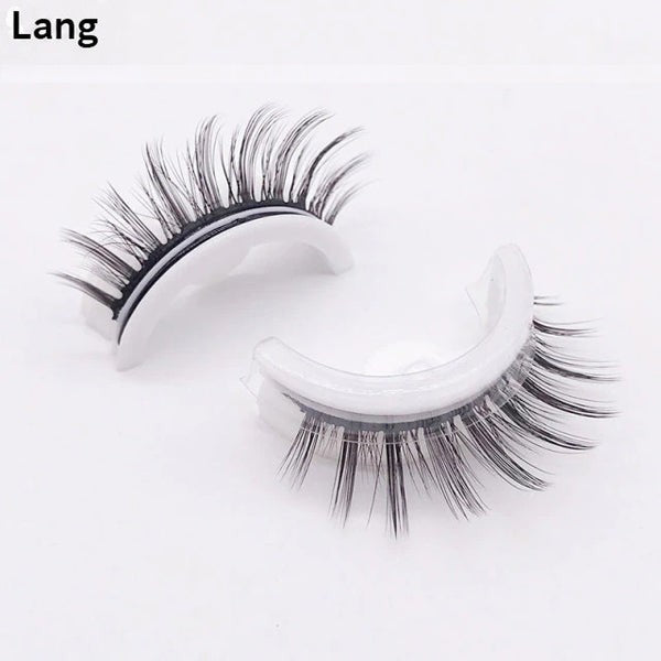 Twee wimperstukjes met lange, gekruiste donkere wimpers op witte houdertjes, liggend op een lichte achtergrond, de variant lang. 13