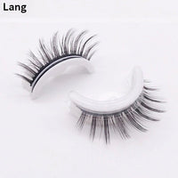 Twee wimperstukjes met lange, gekruiste donkere wimpers op witte houdertjes, liggend op een lichte achtergrond, de variant lang. 13
