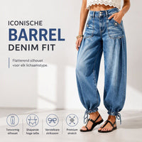 Model draagt de blauwe barreljeans met de hand in de zak, met sandalen; infographic met kenmerken zoals strikkoord aan de zoom en stretch. 1