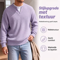 Detail van de lila wafelstructuur en V-hals op een model, met een beige jas over de hand en pictogrammen ernaast. 3