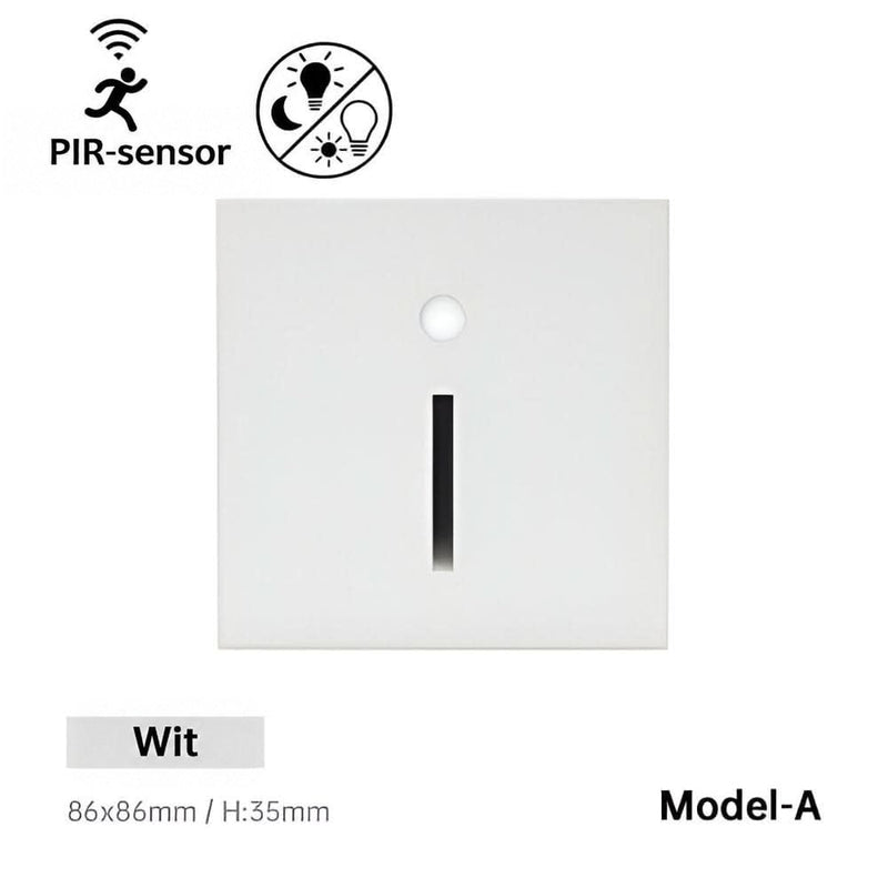 Wit vierkant wandlampje met sensor en smalle verticale lichtsleuf, vooraanzicht op lichte achtergrond 9