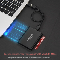 Zwarte schijf met kabel aangesloten op een laptop, met blauwe lichtstralen die snelle overdracht uitbeelden 2