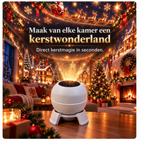 Witte projector op een houten tafel vult de hele woonkamer met een lichtgevende kerstprojectie van sneeuwdorp, slee en sterren. 2