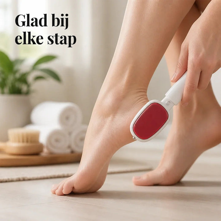 Vrouw gebruikt de witte voetvijl met rood vlak op haar hiel, in een lichte badkamer 1