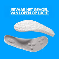 Twee inlegzolen op blauwe achtergrond: de witte geperforeerde onderkant van de ene en de grijze gaasbovenkant met drukpunten van de andere. 8