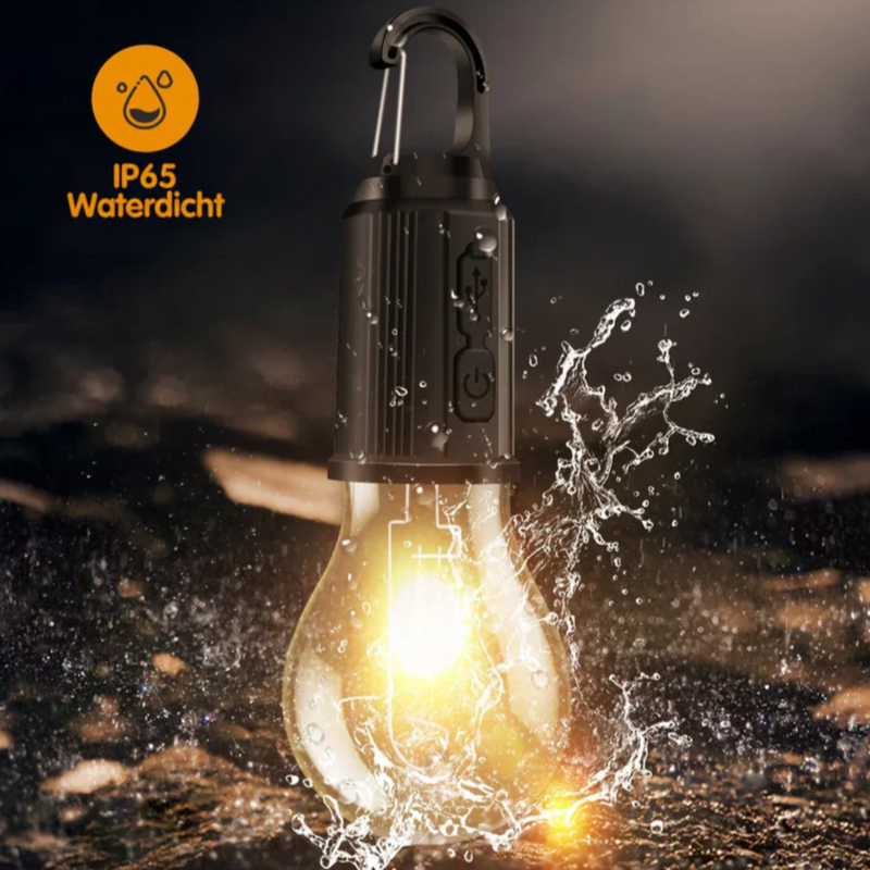 Lamp met opspattend water om de waterbestendigheid te tonen, met USB-poort en aan-knop zichtbaar 9