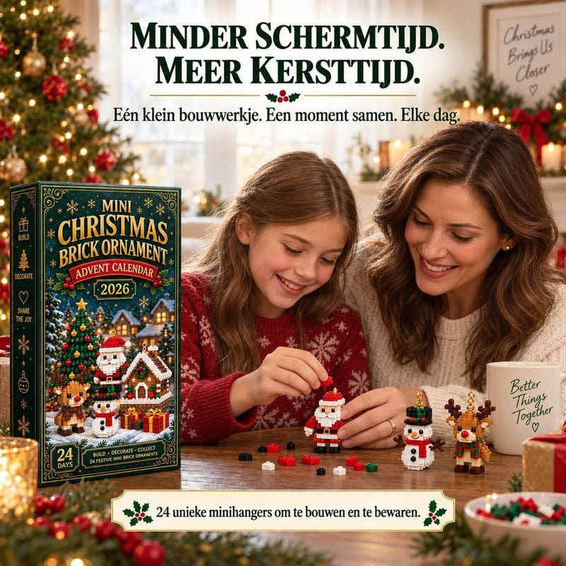 Moeder en dochter bouwen samen aan een kerstman van blokjes aan tafel, naast de groene doos en twee kant-en-klare figuurtjes. 1