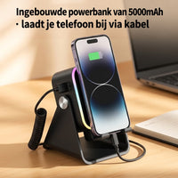 Telefoon in de zwarte houder wordt via een spiraalkabel opgeladen, op een bureau naast een laptop 5