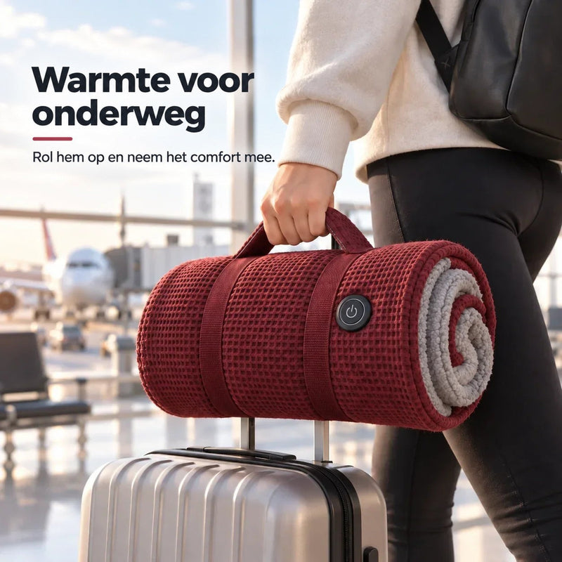 Opgerolde rode deken met draagband en aan-uitknop, aan de hand gedragen boven een koffer op het vliegveld 2