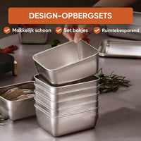 Stapel stalen bakjes op een werkblad, een hand tilt het bovenste bakje op; ernaast liggen rozemarijn en een plat bakje. 4