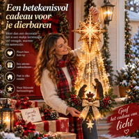 Lachende vrouw in rode sjaal houdt de verlichte ster met kerststal omhoog, omringd door cadeaus 9
