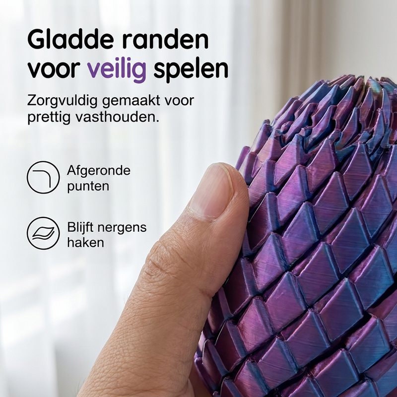 Close-up van een duim naast de afgeronde, gladde schubben van het paarse drakenei. 3