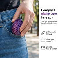 Hand stopt het paarse drakenei in de zak van een spijkerbroek, om de handige zakformaat te tonen. 6