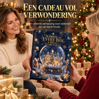 Twee vrouwen geven elkaar de adventskalender als cadeau, met een verlichte kerstboom en ingepakte cadeaus op de achtergrond 7