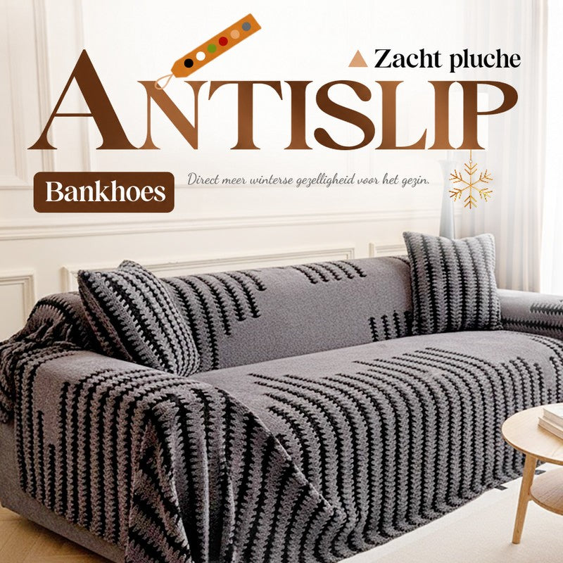 Grijze pluche bankhoes met zwarte golfstrepen over een bank met bijpassende kussens, met kleurstaaltjes erboven 1