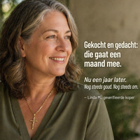 Lachende vrouw met grijzend haar in groene blouse draagt de gouden crucifixketting 7